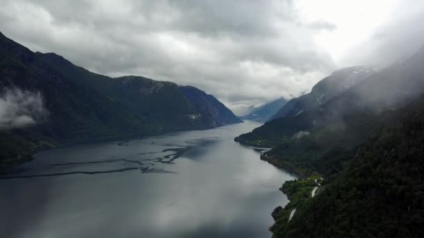Visa till fjorden och vatten från drone på luft Norge — Stockvideo