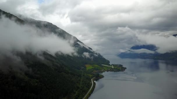 Вид на фьорд и воду с дрона по воздуху Норвегия — стоковое видео