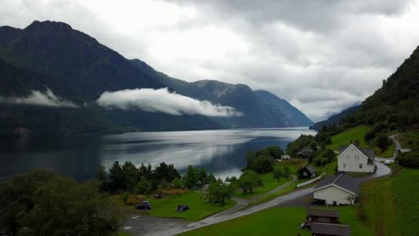 Drone a Fjord és a vizet a levegő Norvégia kilátás — Stock videók