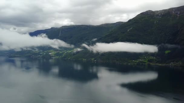 Vista al fiordo y el agua desde el dron al aire Noruega — Vídeo de stock