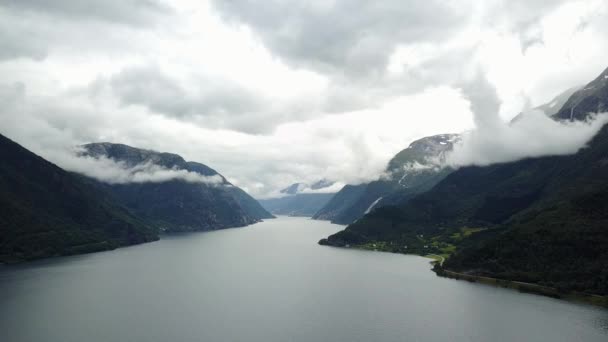 Vue sur le fjord et l'eau du drone sur l'air Norvège — Video