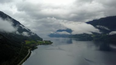 Dron üzerinde air Norveç fiyord ve su görünümü