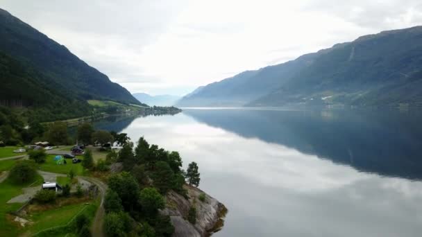 Noruega - reflejo ideal del fiordo en aguas cristalinas del dron en el aire — Vídeo de stock