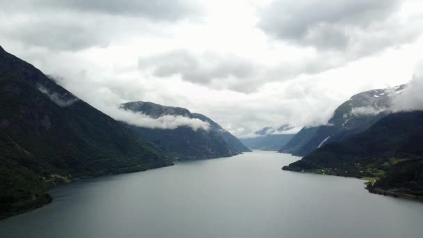 Uitzicht op Fjord en water vanaf drone op lucht Noorwegen — Stockvideo