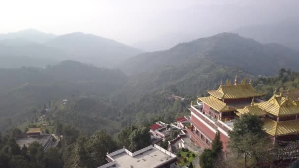 Monjes tibetanos cerca del monasterio, valle de Katmandú, Nepal - 17 de octubre de 2017 — Vídeos de Stock