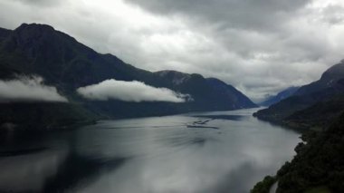 Dron üzerinde air Norveç fiyord ve su görünümü