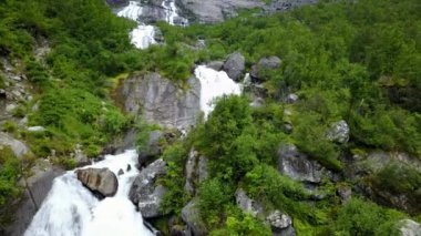 Şelale Norveç dağlarında dron görünümünden Hava yağmurlu hava