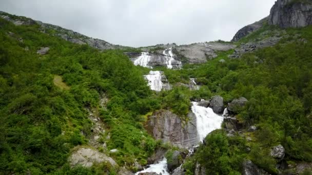 ドローンから空気ビューから雨の日ノルウェーの山の中の滝 — ストック動画