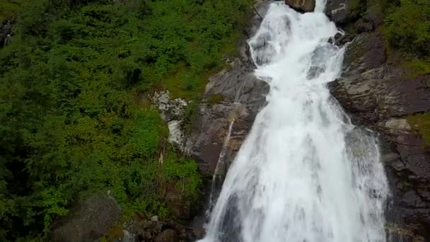 Vattenfall i bergen i Norge i regnigt väder från luftvy från drone — Stockvideo