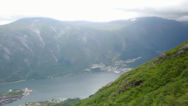 Vista al fiordo y el agua desde el dron al aire Noruega — Vídeo de stock