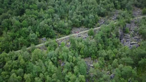 Vista sul fiordo e l'acqua dal drone in onda Norvegia — Video Stock