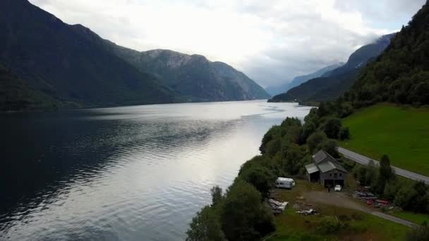 Widok na fiord i wodę z drona na powietrza Norwegia — Wideo stockowe