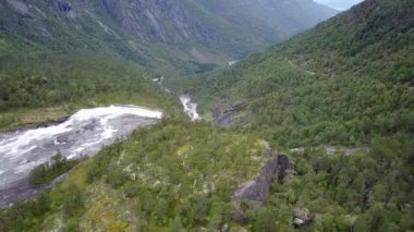 Şelale Norveç dağlarında dron görünümünden Hava yağmurlu hava