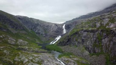Şelale Norveç dağlarında dron görünümünden Hava yağmurlu hava