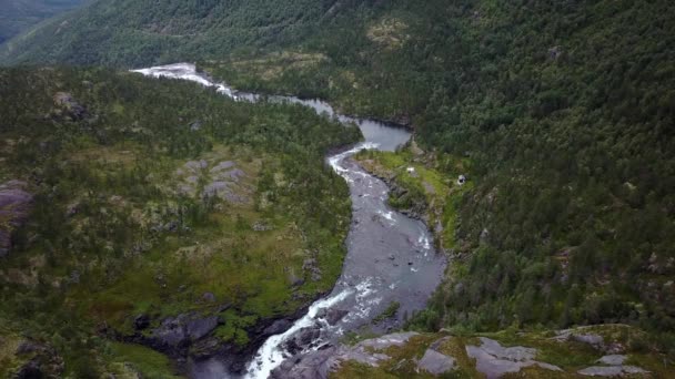 Vattenfall i bergen i Norge i regnigt väder från luftvy från drone — Stockvideo