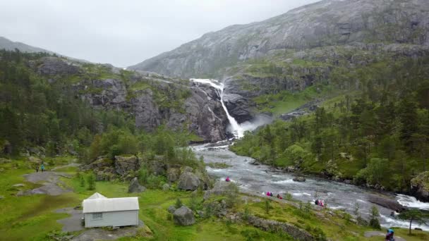 Wasserfall in den Bergen Norwegens bei regnerischem Wetter aus der Luft von der Drohne aus — Stockvideo