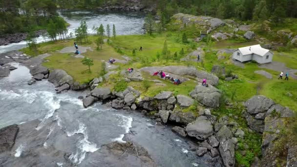 Wodospad w górach Norwegii w deszczu z powietrza widok od drone — Wideo stockowe