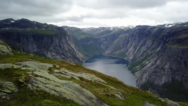 Вид от Троллы до Фьорда и вода с дрона в воздухе Норвегии — стоковое видео