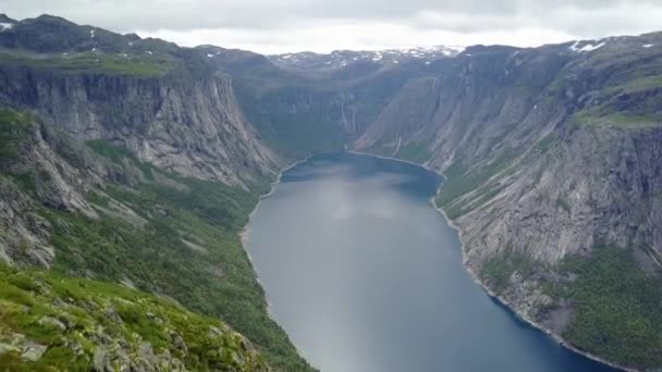 Vista cerca de Trolltunga a fiordo y agua desde el dron en el aire Noruega — Vídeos de Stock