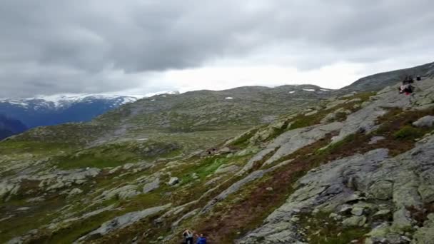Kijk in de buurt van Trolltunga Fjord en water uit de drone op lucht Noorwegen — Stockvideo