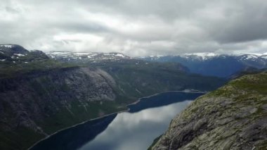 Hava Norveç tarihinde dron'un üzerinden fiyort ve su Trolltunga yakınındaki görüntülemek