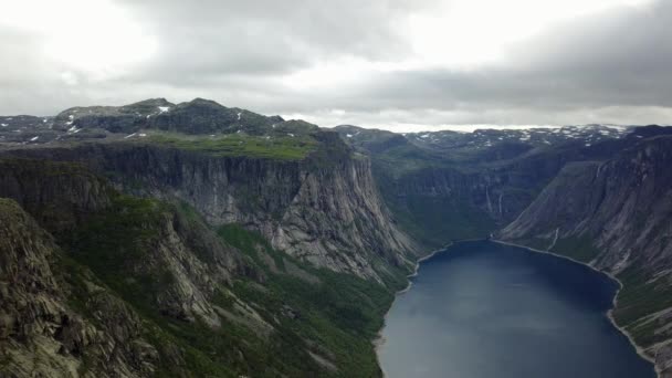 Vista cerca de Trolltunga a fiordo y agua desde el dron en el aire Noruega — Vídeo de stock