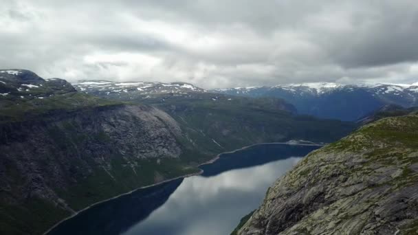 查看附近从无人机在空中挪威峡湾和水 Trolltunga — 图库视频影像