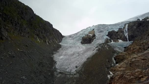 Niebieski Lód glacier przodu. Buer lodowiec, Norwegia z powietrza widok od drone — Wideo stockowe