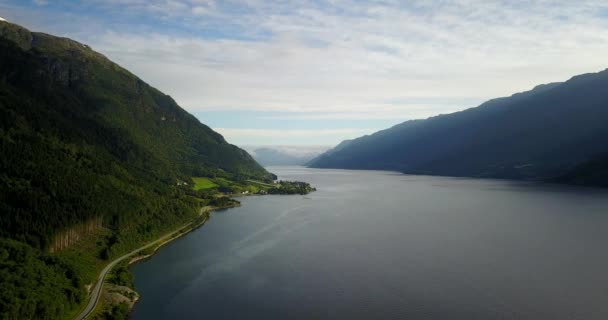 Vista al fiordo y el agua desde el dron al aire Noruega — Vídeo de stock