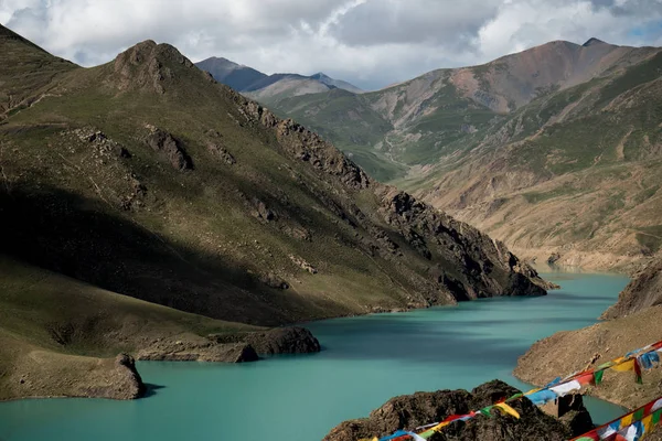 Lungta sopra il lago di montagna Himalaya Tibet — Foto Stock