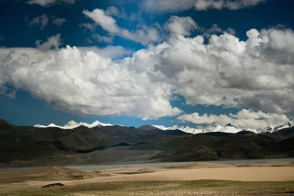Vallée de Brahmaputra rivière Himalaya Tibet — Photo