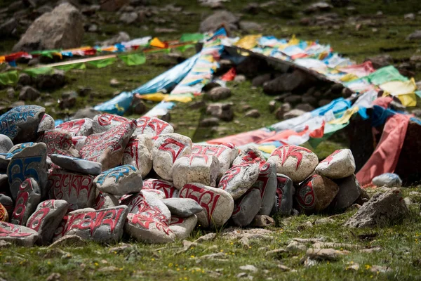 Piedra con mantras tibetanos Sánscrito del Tíbet — Foto de Stock