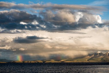 Gökkuşağı dağ gölü Manasarovar Himalayalar Tibet