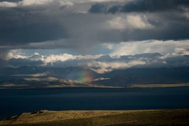 Gökkuşağı dağ gölü Manasarovar Himalayalar Tibet