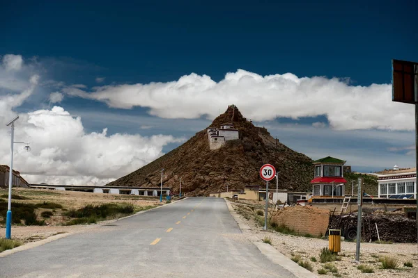 Chiu klooster tempel Himalaya mountain Tibet lucht en de wolken — Stockfoto