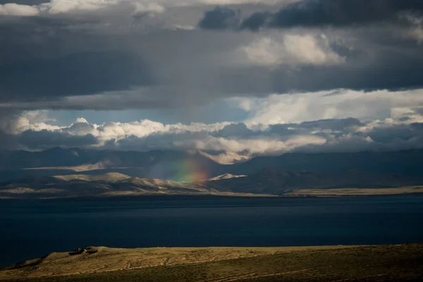 Regenboog boven Mountain Lake Manasarovar Himalaya Tibet — Stockfoto