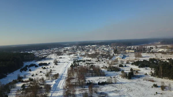 A légi felvétel a téli erdő fagyasztott fedezi a hó — Stock Fotó
