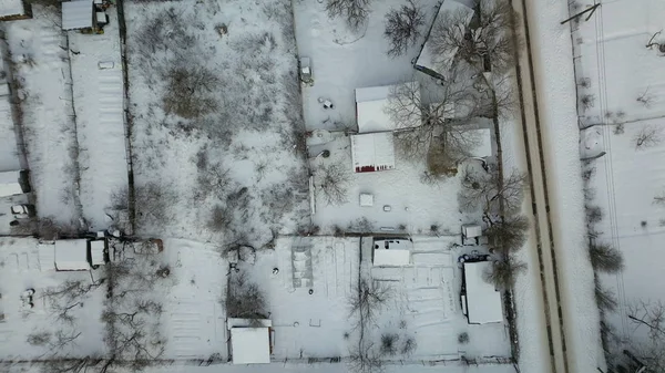 Luftaufnahme des gefrorenen Winterwaldes mit Schnee bedeckt — Stockfoto