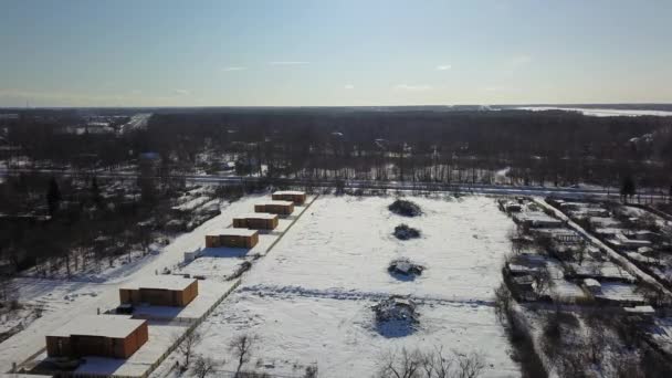 Vue aérienne de la forêt gelée hivernale couverte de neige 