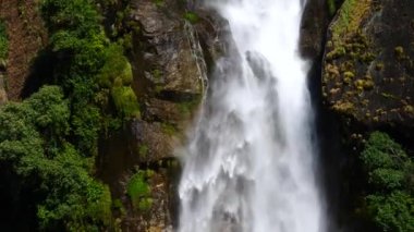 Şelale Himalayalar dron görünümünden hava dan Nepal aralığı