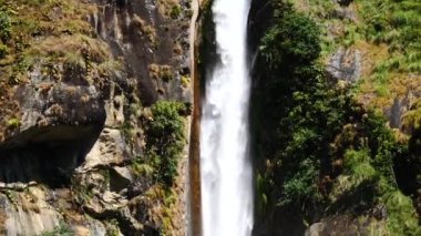 Şelale Himalayalar dron görünümünden hava dan Nepal aralığı