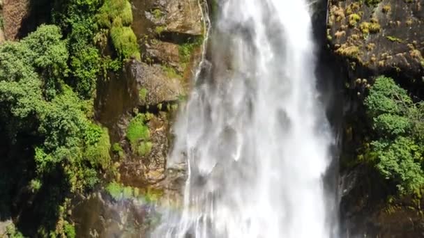 Cachoeira no Himalaia gama Nepal a partir de vista aérea de drone — Vídeo de Stock