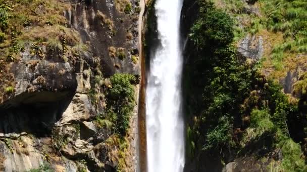 Cachoeira no Himalaia gama Nepal a partir de vista aérea de drone — Vídeo de Stock