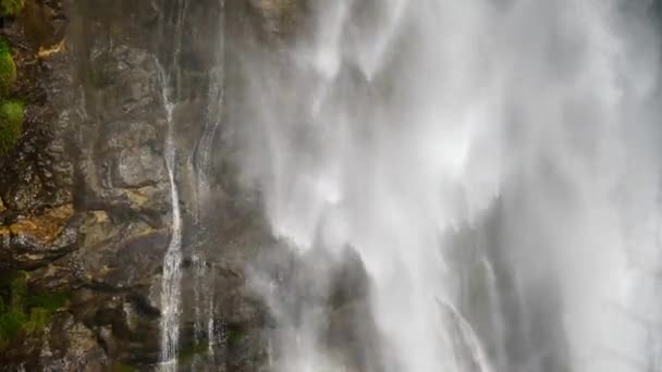 Cachoeira no Himalaia gama Nepal a partir de vista aérea de drone — Vídeo de Stock