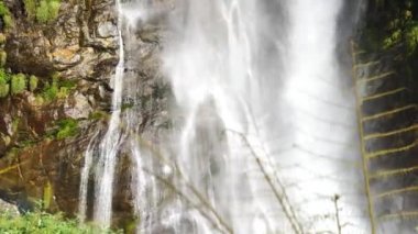 Şelale Himalayalar dron görünümünden hava dan Nepal aralığı