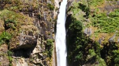 Şelale Himalayalar dron görünümünden hava dan Nepal aralığı