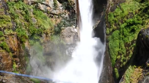 Cascada en el Himalaya rango Nepal desde la vista aérea desde el dron — Vídeo de stock