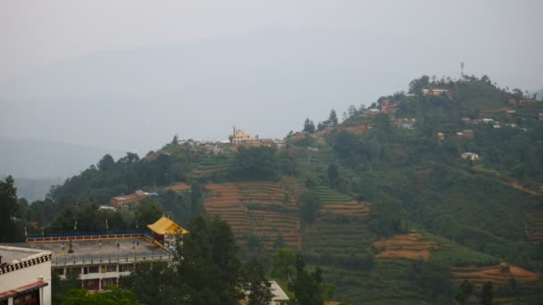 Puesta de sol sobre el valle en las montañas del Himalaya, Nepal — Vídeos de Stock