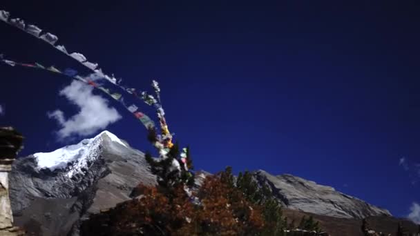 Buddhistiska gompa och bön flaggor i bergskedjan Himalaya, Annapurna regionen, Nepal — Stockvideo