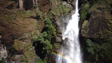 Şelale Himalayalar dron görünümünden hava dan Nepal aralığı